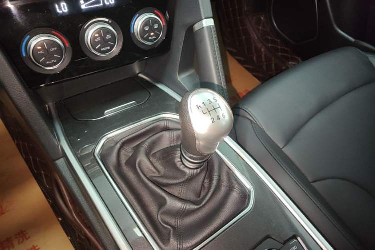 Used Haval H6 2018 Blue Label Sport Edition 1.5T Manual Two-Wheel Drive Elite Model Gear Lever