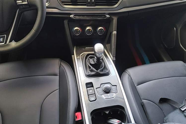 Used Haval H6 2018 Blue Label Sport Edition 1.5T Manual Two-Wheel Drive Elite Model Gear Lever