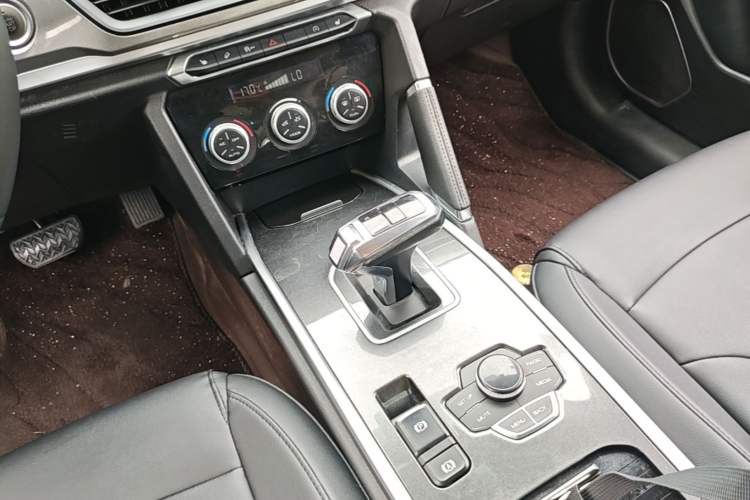Used Haval H6 2018 Red-Label Sport Edition 1.5T Automatic Two-Wheel Drive Elite Model Gear Lever