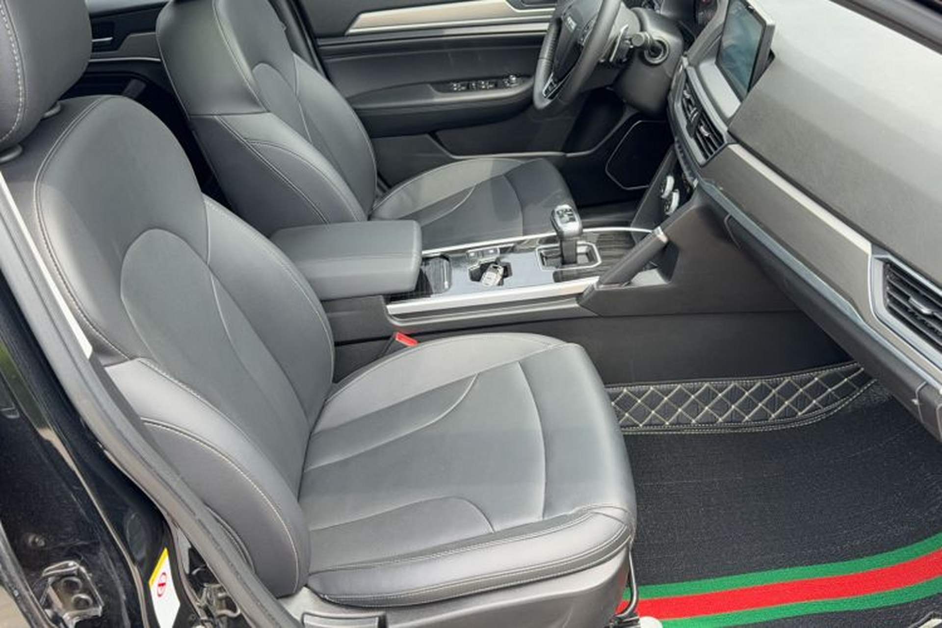 Used Haval H6 2021 Sport Edition 1.5T Automatic Elite Smart Connectivity Model with Hexagonal Grille Right Front Seat