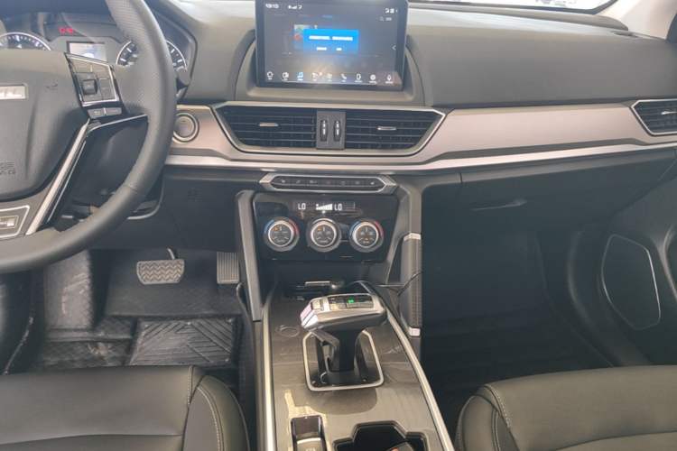 Used Haval H6 2021 Sport Edition 1.5T Automatic Elite Smart Connectivity Model U-Shape Grille Audio And AC Panel