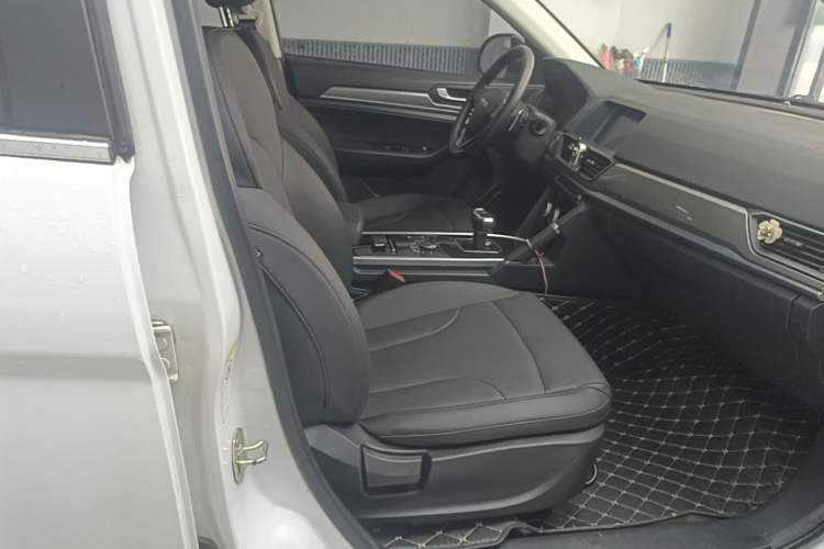 Used Haval H6 2021 Sport Edition 1.5T Automatic Elite Smart Connectivity Model with Hexagonal Grille Right Front Seat