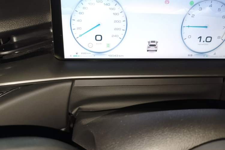 Used Haval H6 2024 2.0T Two-Wheel Drive Max Odometer Close Up