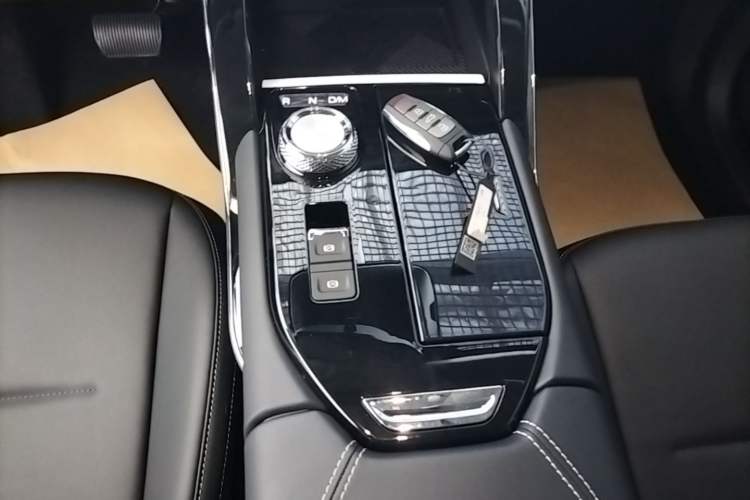 Used Haval H6 2024 1.5T Two-Wheel-Drive Classic Edition Gear Lever