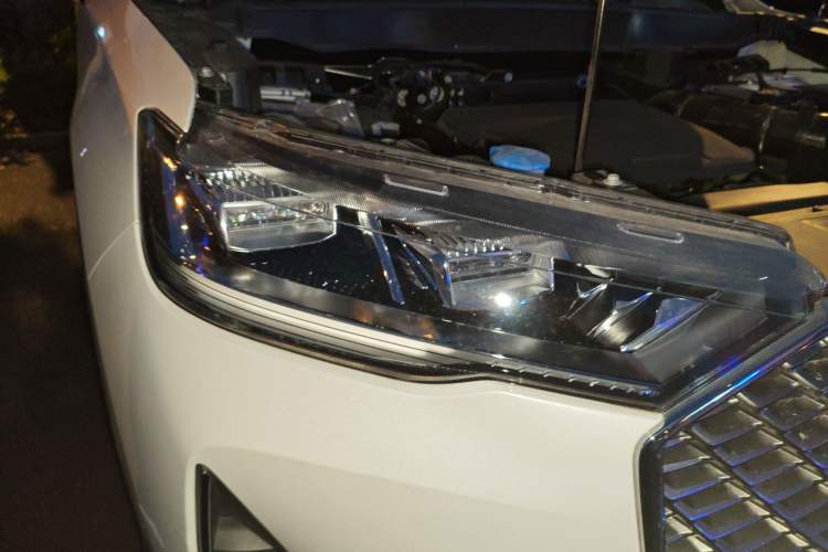 Used Haval H6 2024 1.5T Two-Wheel-Drive Classic Edition Right Front Headlight