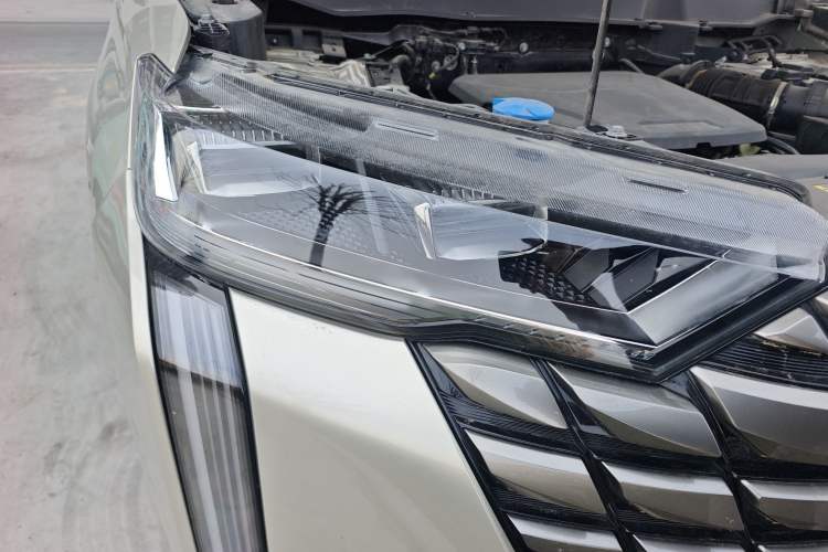 Used Haval H6 2024 1.5T Two-Wheel Drive Ultra Right Front Headlight