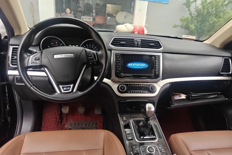 Used Haval H6 Coupe 2015 Blue Label 2.0T Manual Two-Wheel-Drive Elite Model Center Console