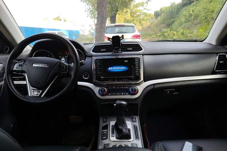 Used Haval H6 Coupe 2015 Blue Label 2.0T Automatic Two-Wheel Drive Elite Model Center Console