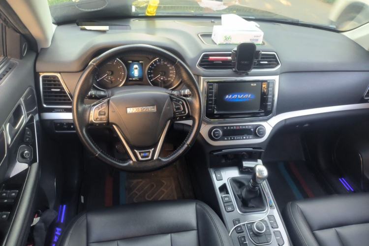 Used Haval H6 Coupe 2015 Blue Label 2.0T Manual Two-Wheel-Drive Elite Model Center Console