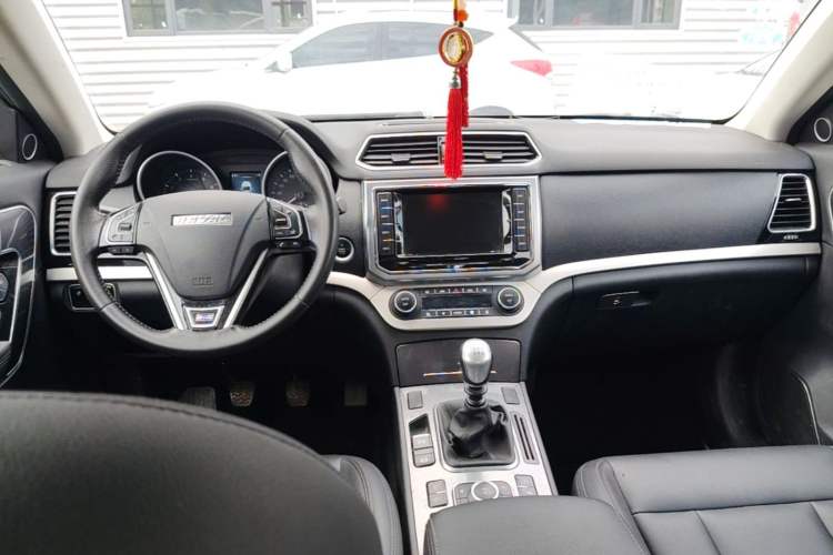 Used Haval H6 Coupe 2015 Blue-Label Facelift 2.0T Manual Two-Wheel Drive Urban Version Center Console