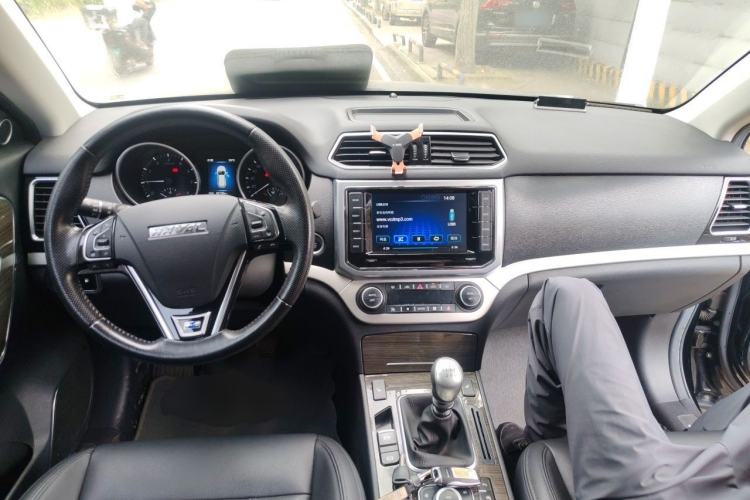 Used Haval H6 Coupe 2015 Blue Label 2.0T Manual Two-Wheel-Drive Elite Model Center Console