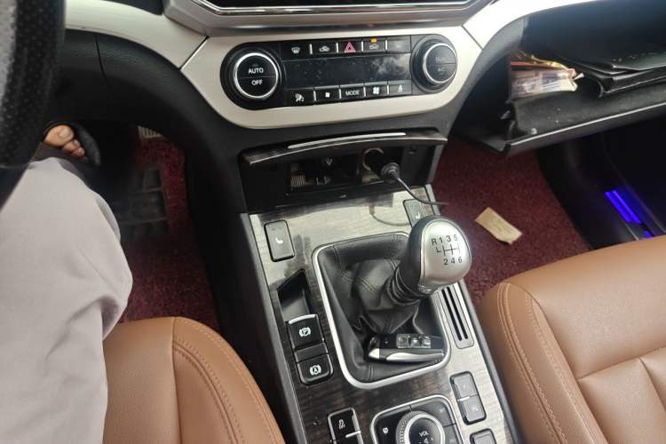Used Haval H6 Coupe 2015 Blue Label 2.0T Manual Two-Wheel-Drive Elite Model Gear Lever