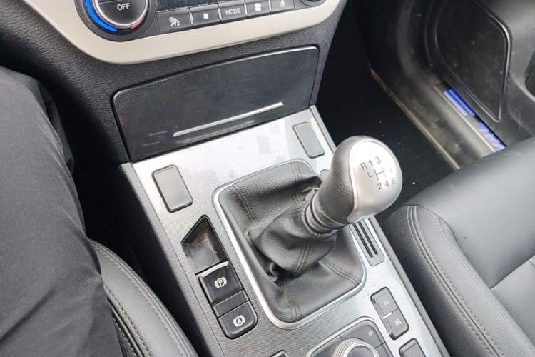 Used Haval H6 Coupe 2015 Blue-Label Facelift 2.0T Manual Two-Wheel Drive Urban Version Gear Lever