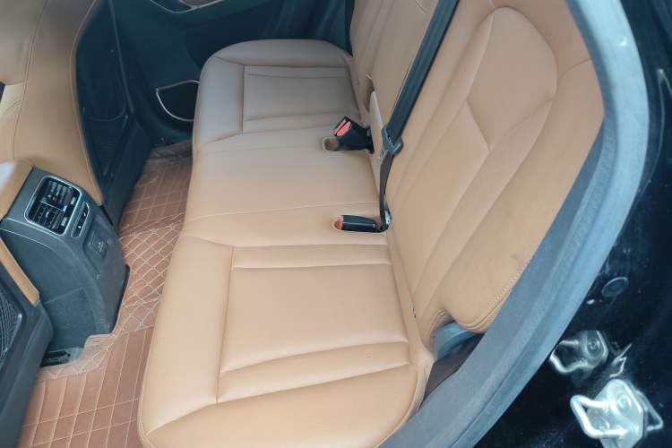 Used Haval H6 Coupe 2015 Blue Label 2.0T Automatic Two-Wheel Drive Prestige Model Left Rear Seat