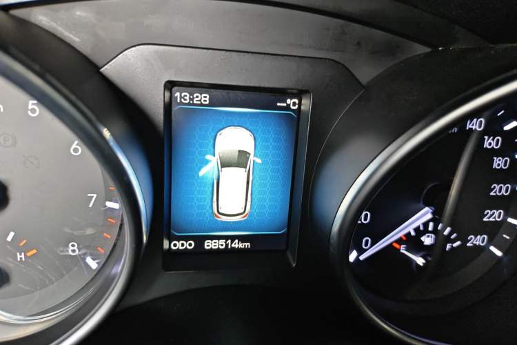 Used Haval H6 Coupe 2015 Blue Label 2.0T Automatic Two-Wheel Drive Prestige Model Odometer Close Up