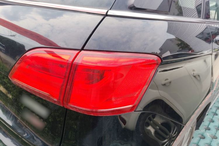 Used Haval H6 Coupe 2015 Blue-Label Facelift 2.0T Manual Two-Wheel Drive Urban Version Right Rear Taillight