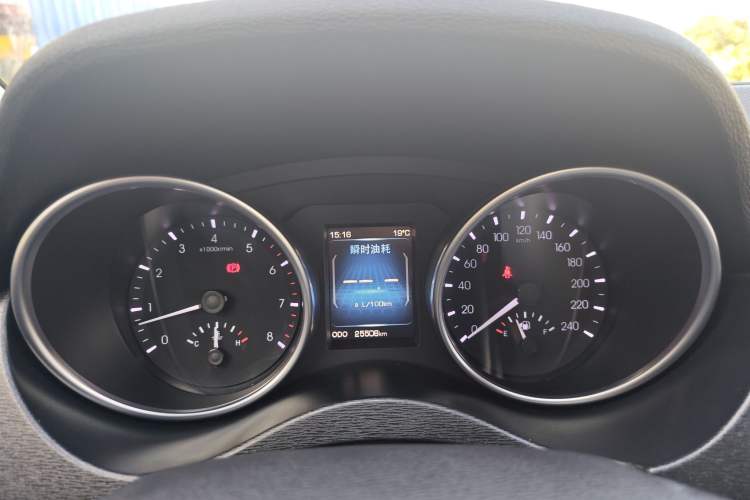 Used Haval H6 Coupe 2015 Blue-Label 2.0T Manual Two-Wheel Drive Prestige Model Odometer Close Up