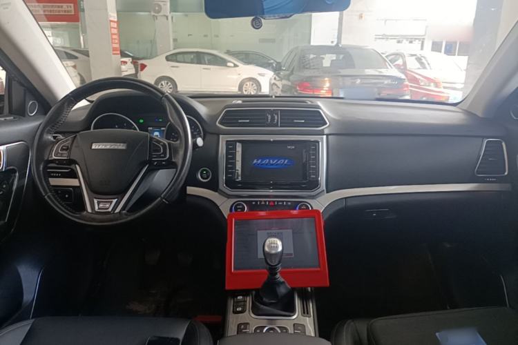Used Haval H6 Coupe 2015 Blue Label 2.0T Manual Two-Wheel-Drive Elite Model Center Console