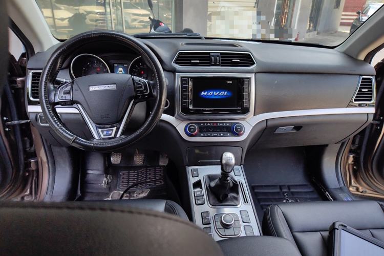 Used Haval H6 Coupe 2015 Blue Label 2.0T Manual Two-Wheel-Drive Elite Model Center Console