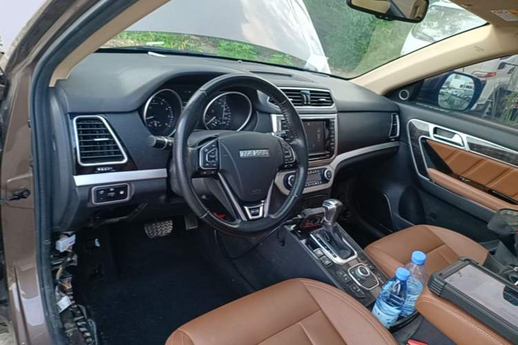 Used Haval H6 Coupe 2015 Blue Label 2.0T Automatic Two-Wheel Drive Elite Model Center Console