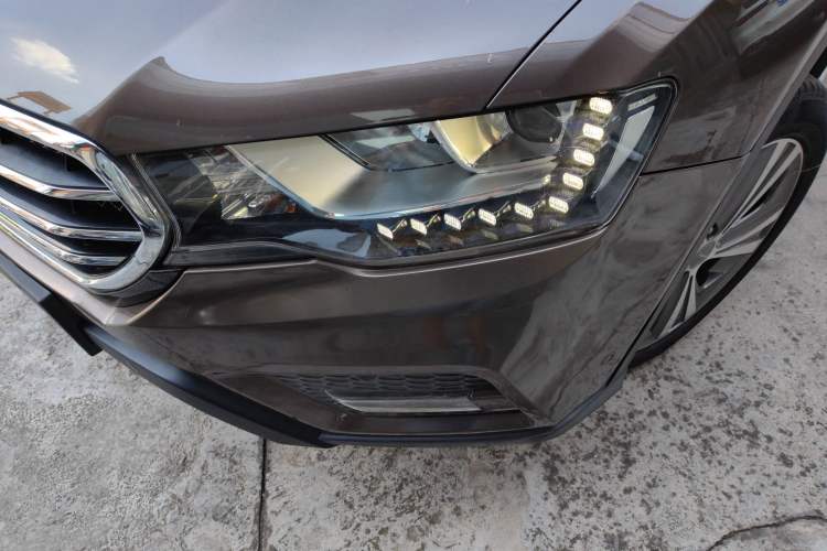 Used Haval H6 Coupe 2015 Blue Label 2.0T Manual Two-Wheel-Drive Elite Model Left Front Headlight
