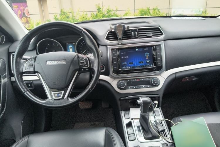 Used Haval H6 Coupe 2015 Blue Label 2.0T Automatic Two-Wheel Drive Elite Model Center Console