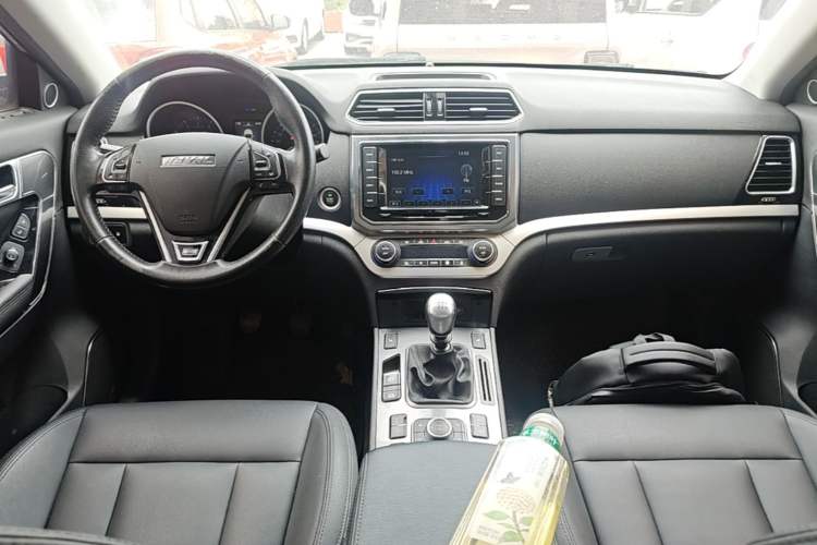 Used Haval H6 Coupe 2015 Blue Label 2.0T Manual Two-Wheel-Drive Elite Model Center Console