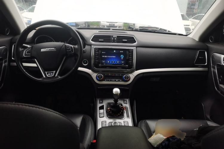 Used Haval H6 Coupe 2015 Blue Label 2.0T Manual Two-Wheel-Drive Elite Model Center Console