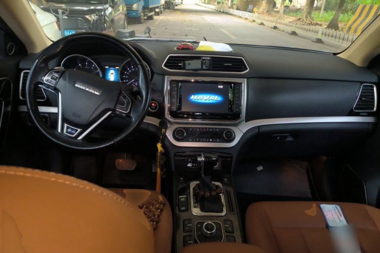 Used Haval H6 Coupe 2015 Blue Label 2.0T Automatic Two-Wheel Drive Elite Model Center Console