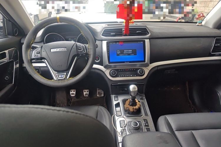 Used Haval H6 Coupe 2015 Blue Label 2.0T Manual Two-Wheel-Drive Elite Model Center Console