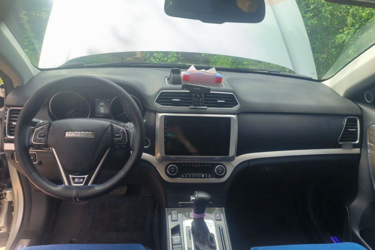 Used Haval H6 Coupe 2015 Blue Label 2.0T Automatic Two-Wheel Drive Prestige Model Center Console
