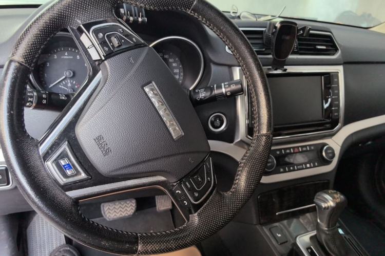 Used Haval H6 Coupe 2015 Blue Label 2.0T Automatic Two-Wheel Drive Prestige Model Center Console
