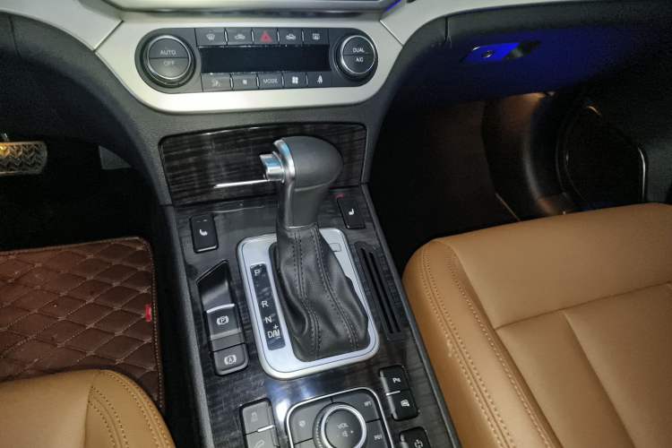 Used Haval H6 Coupe 2015 Blue Label 2.0T Automatic Two-Wheel Drive Elite Model Gear Lever