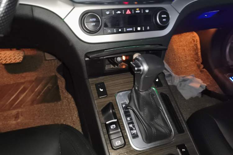 Used Haval H6 Coupe 2015 Blue Label 2.0T Automatic Two-Wheel Drive Elite Model Gear Lever