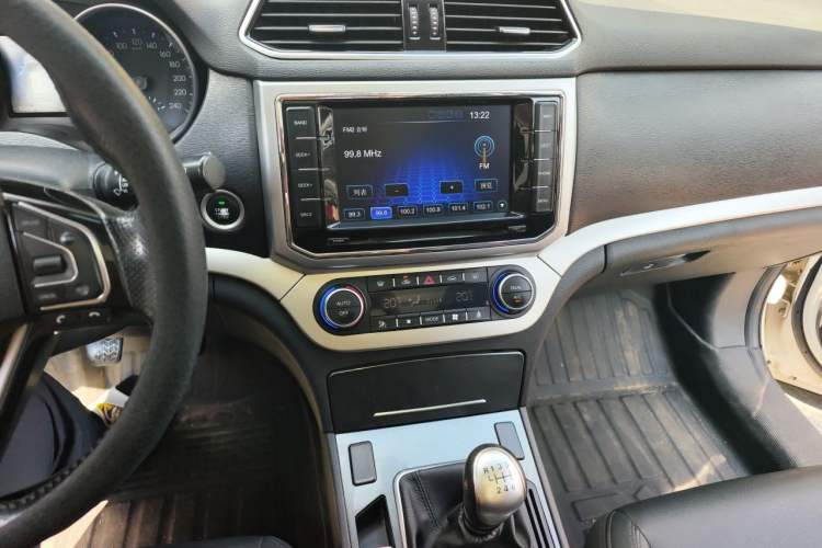 Used Haval H6 Coupe 2015 Blue-Label Facelift 2.0T Manual Two-Wheel Drive Urban Version Audio And AC Panel