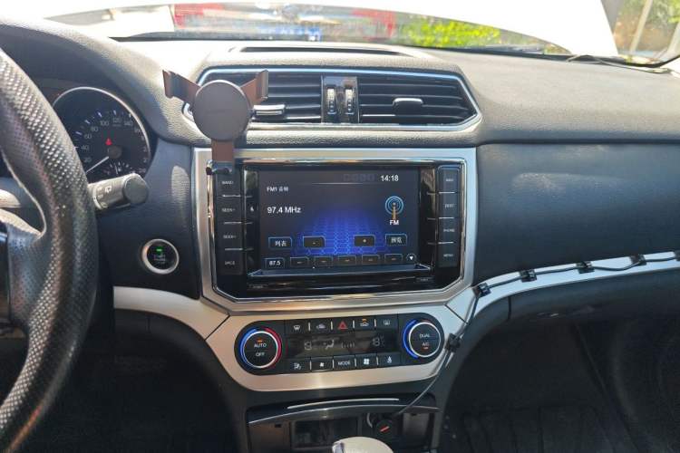 Used Haval H6 Coupe 2015 Blue Label 2.0T Automatic Two-Wheel Drive Prestige Model Audio And AC Panel