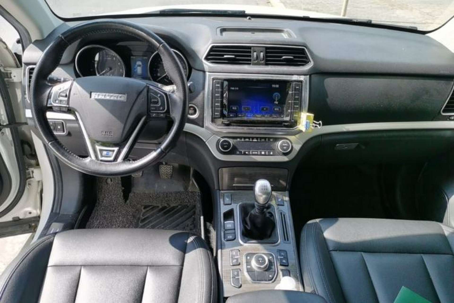 Used Haval H6 Coupe 2015 Blue Label 2.0T Manual Two-Wheel-Drive Elite Model Center Console