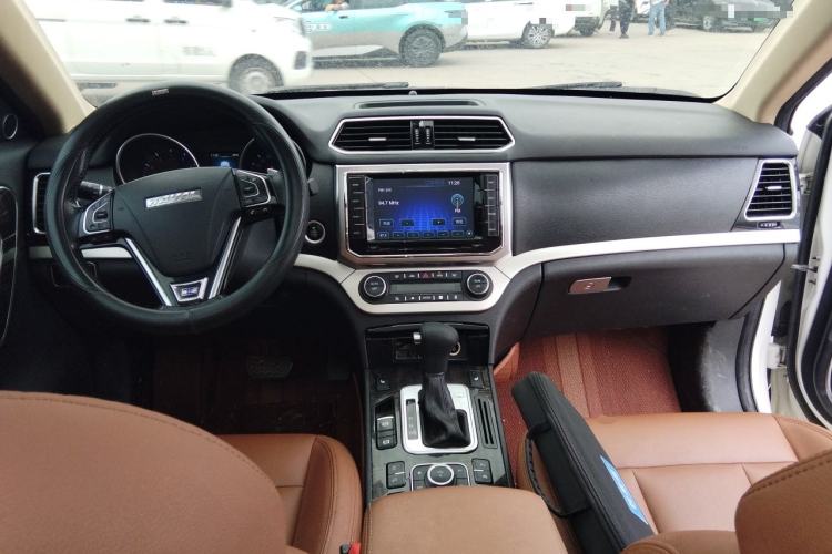 Used Haval H6 Coupe 2015 Blue Label 2.0T Automatic Two-Wheel Drive Prestige Model Center Console