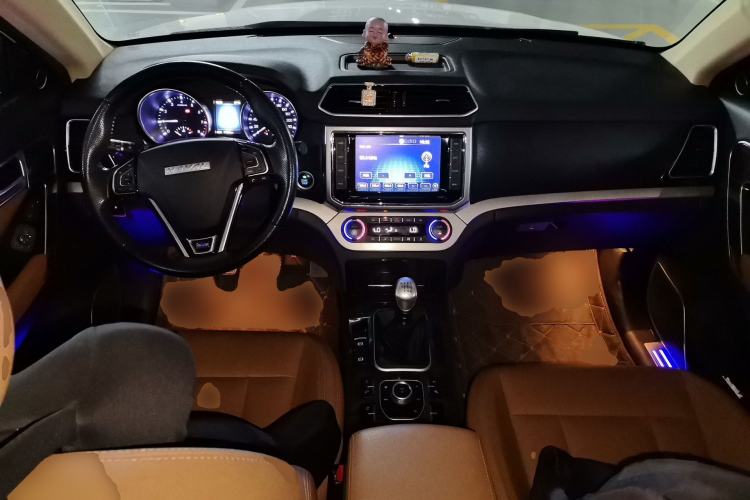 Used Haval H6 Coupe 2015 Blue-Label Facelift 2.0T Manual Two-Wheel Drive Urban Version Center Console