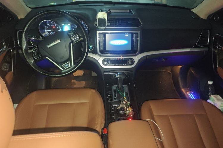 Used Haval H6 Coupe 2015 Blue Label 2.0T Automatic Two-Wheel Drive Prestige Model Center Console