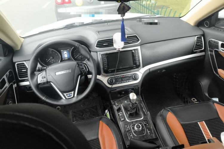 Used Haval H6 Coupe 2015 Blue Label 2.0T Manual Two-Wheel-Drive Elite Model Center Console