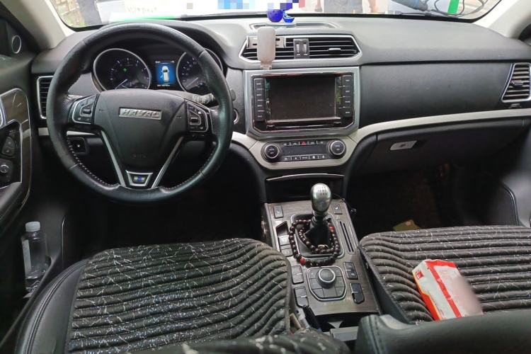 Used Haval H6 Coupe 2015 Blue Label 2.0T Manual Two-Wheel-Drive Elite Model Center Console