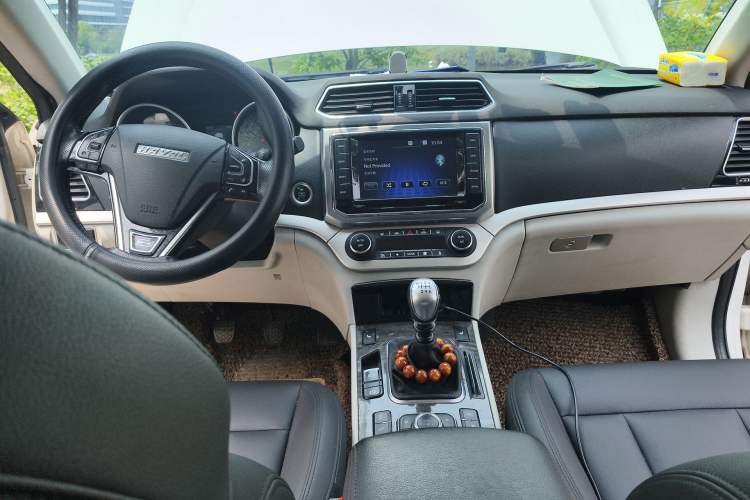 Used Haval H6 Coupe 2015 Blue Label 2.0T Manual Two-Wheel-Drive Elite Model Center Console