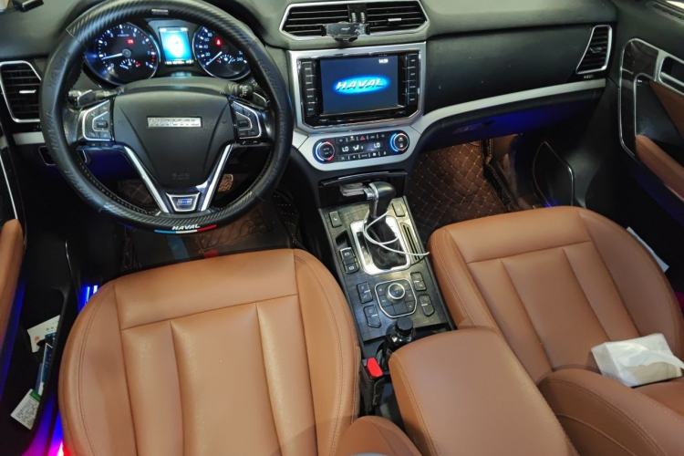 Used Haval H6 Coupe 2015 Blue Label 2.0T Automatic Two-Wheel Drive Elite Model Center Console