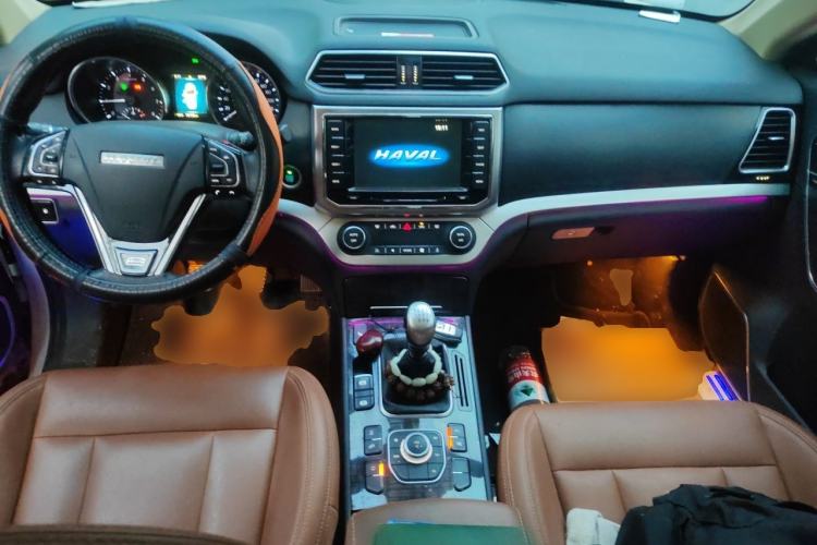 Used Haval H6 Coupe 2015 Blue Label 2.0T Manual Two-Wheel-Drive Elite Model Center Console