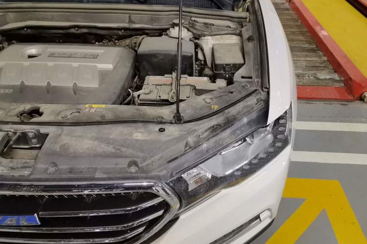 Used Haval H6 Coupe 2015 Blue-Label Facelift 2.0T Manual Two-Wheel Drive Urban Version Engine Bay Left
