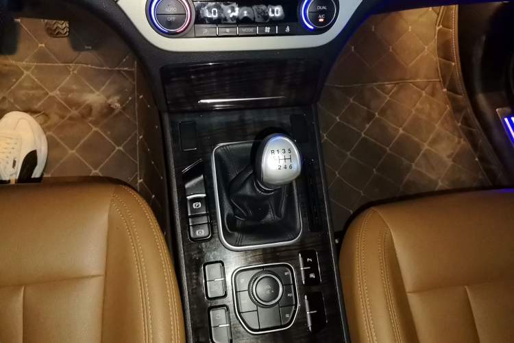 Used Haval H6 Coupe 2015 Blue-Label Facelift 2.0T Manual Two-Wheel Drive Urban Version Gear Lever