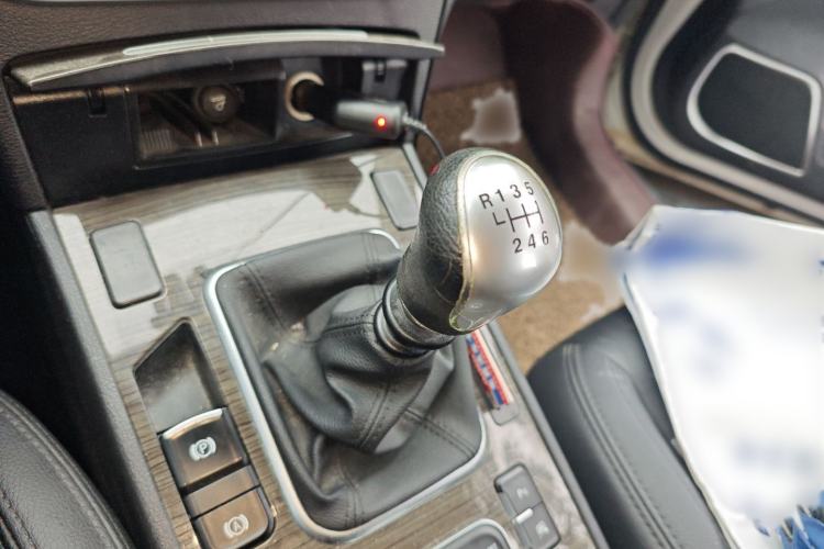 Used Haval H6 Coupe 2015 Blue-Label Facelift 2.0T Manual Two-Wheel Drive Urban Version Gear Lever