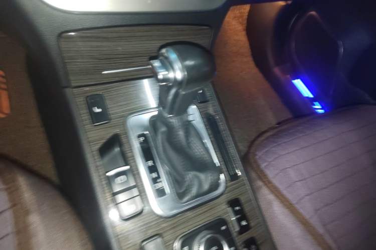 Used Haval H6 Coupe 2015 Blue Label 2.0T Automatic Two-Wheel Drive Prestige Model Gear Lever