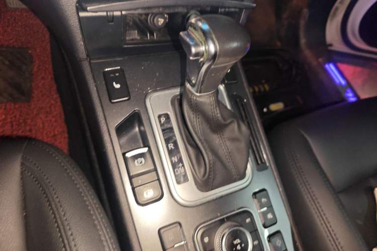 Used Haval H6 Coupe 2015 Blue Label 2.0T Automatic Two-Wheel Drive Prestige Model Gear Lever